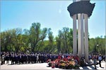 Flower-laying to Eternal flame in the 'Salute, Pobeda!' exhibition complex.     [121 Kb]