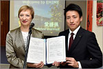 Acting OSU Rector — Svetlana Pankova and specialist of International Relations Department of Ehime University — Go Iwata.     [133 Kb]