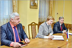 Prorector for Scientific Research Viktor Zhadanov, Acting OSU Rector Svetlana Pankova and Head of International Cooperation Department Eduard Yasakov.     [132 Kb]