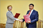 Acting OSU Rector Svetlana Pankova, Rector of Academy for State Government by the President of Kyrgyz Republic Almaz Nasyrov.     [128 Kb]